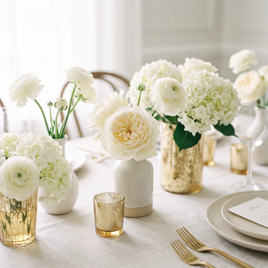 Imagen ilustrativa: decoración crema y dorada con flores blancas