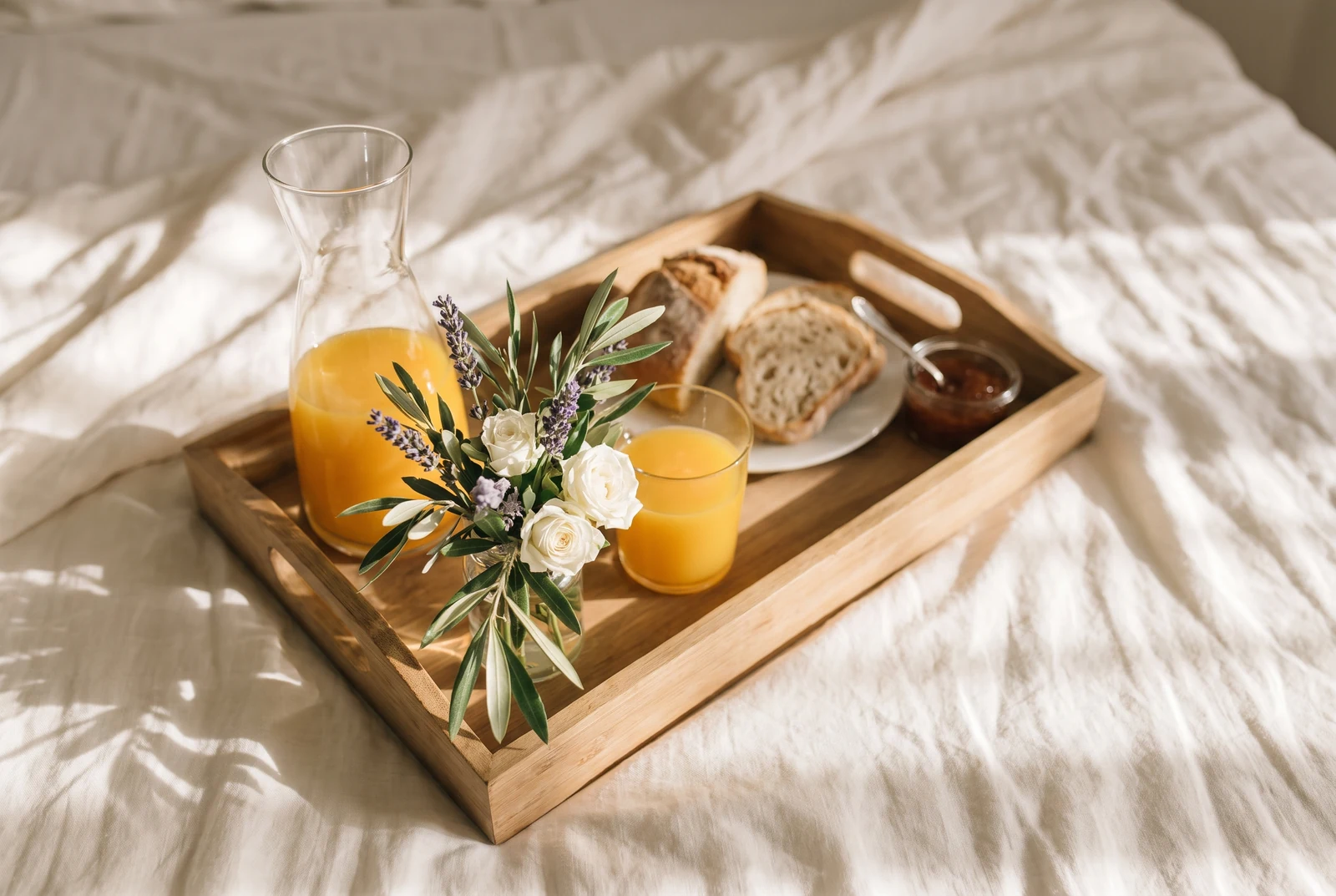 Imagen ilustrativa: bandeja de desayuno con flores frescas y zumo sobre cama, luz de domingo