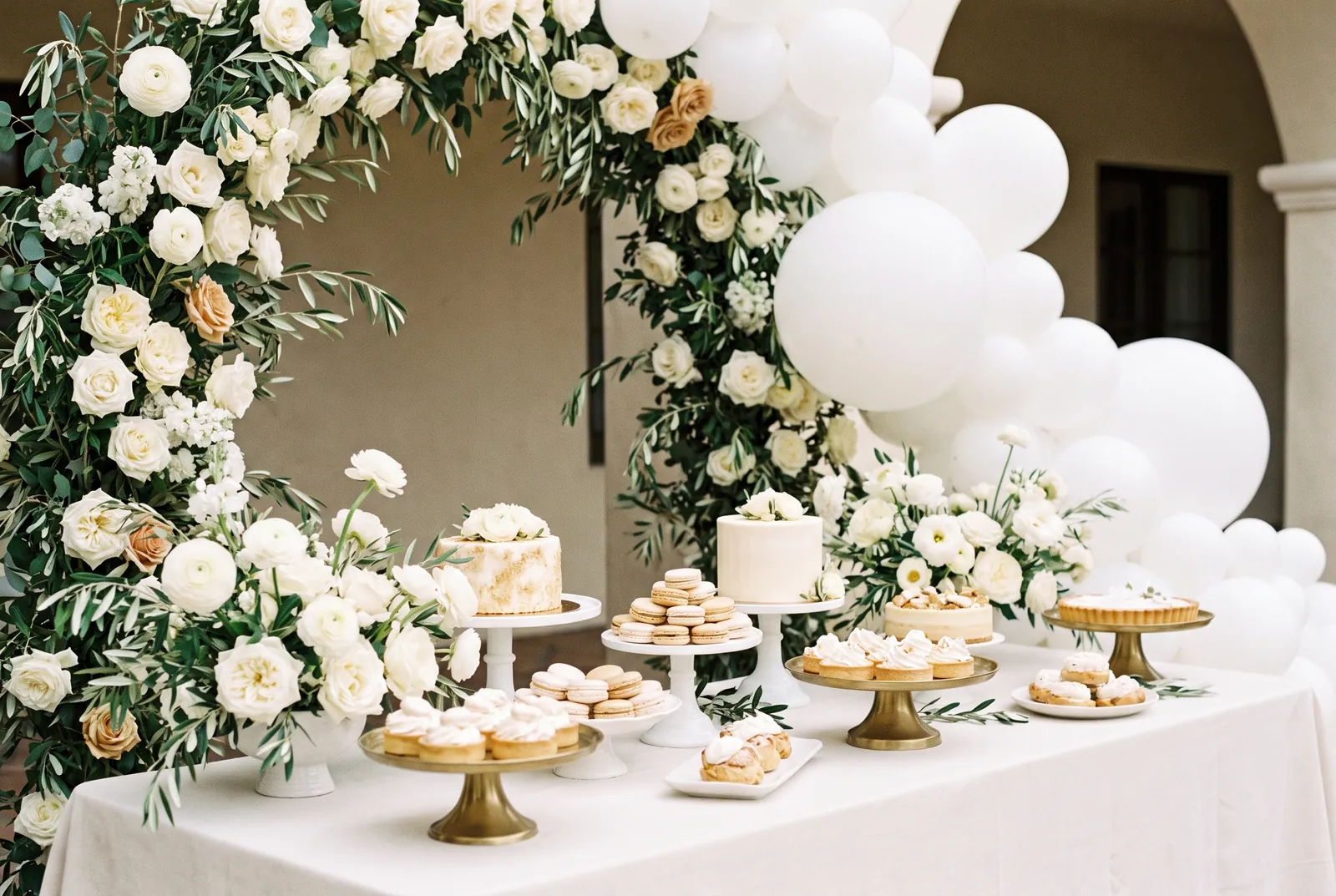 Imagen ilustrativa: decoración de comunión en crema y dorado con flores blancas